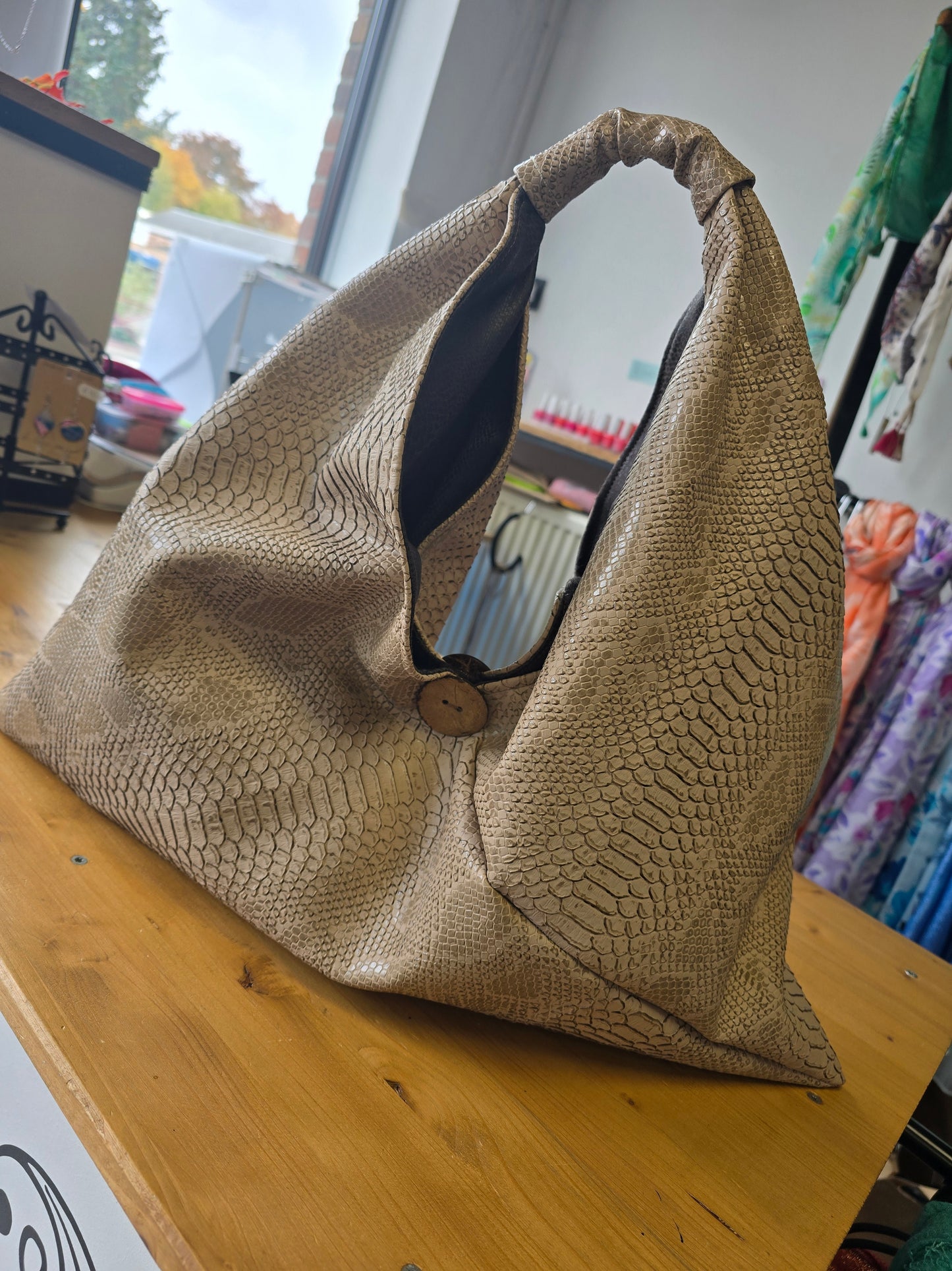 Creation artisanale SAC BEIGE origami en similicuir effet crocro