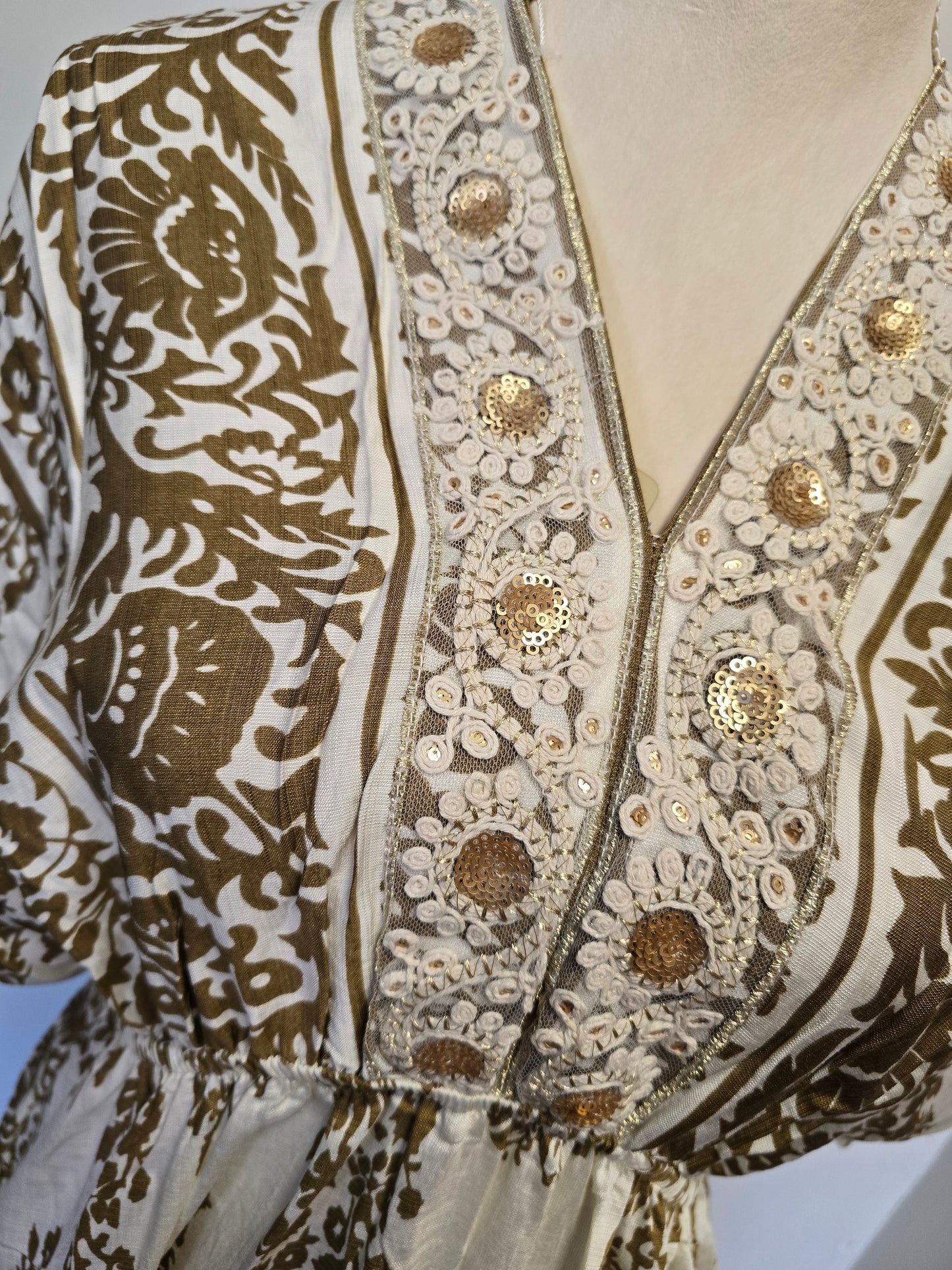 *36 ✨ Robe longue bohème – Fond beige & motif taupe ✨