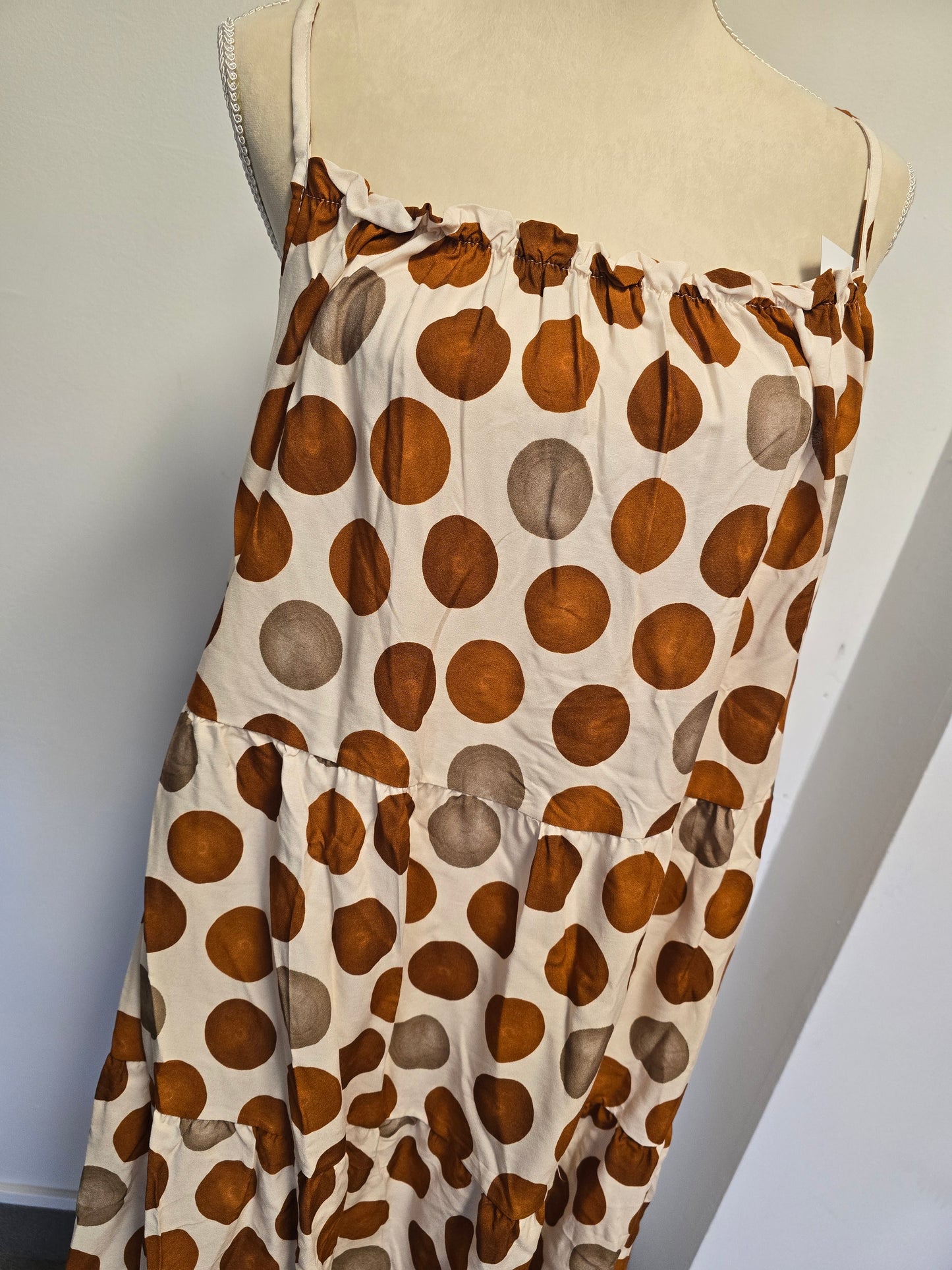 *31 🌿 Robe fluide à volants – Motif camel 🌿