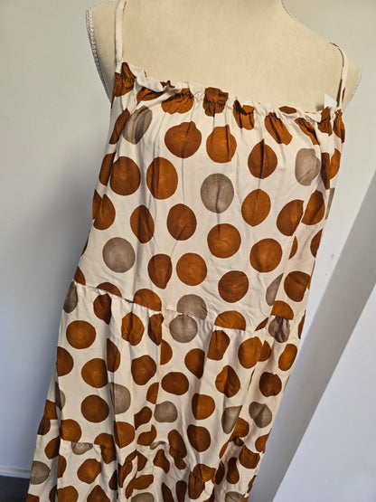 *31 🌿 Robe fluide à volants – Motif camel 🌿