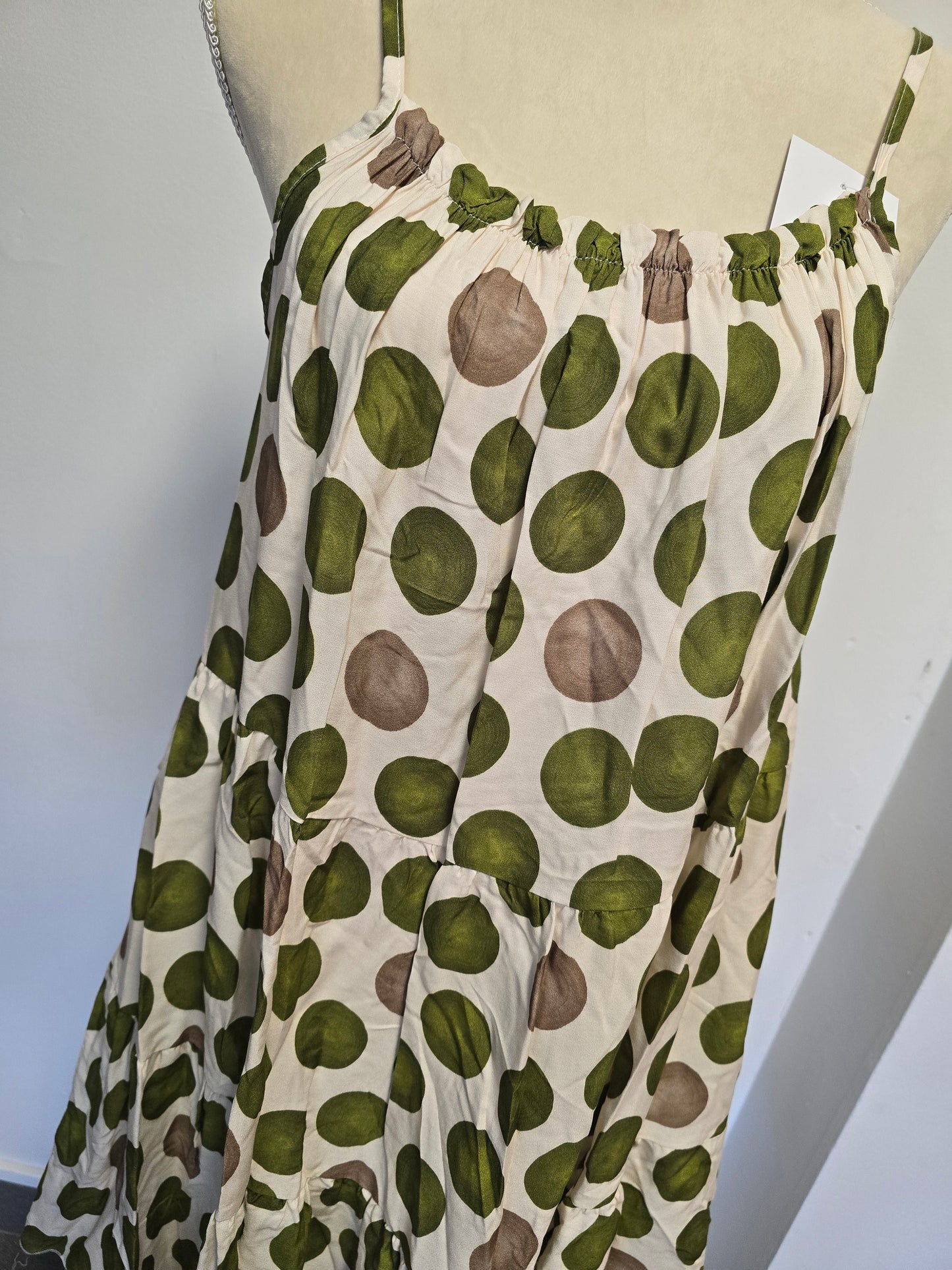 *31 🌿 Robe fluide à volants – Motif vert 🌿